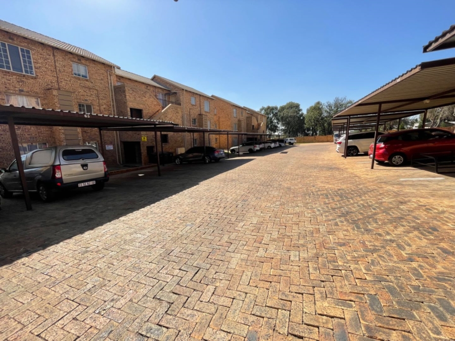 To Let 2 Bedroom Property for Rent in Chloorkop Gauteng