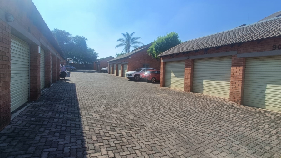 2 Bedroom Property for Sale in Die Hoewes Gauteng