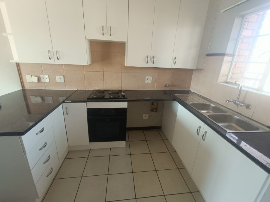 2 Bedroom Property for Sale in Die Hoewes Gauteng
