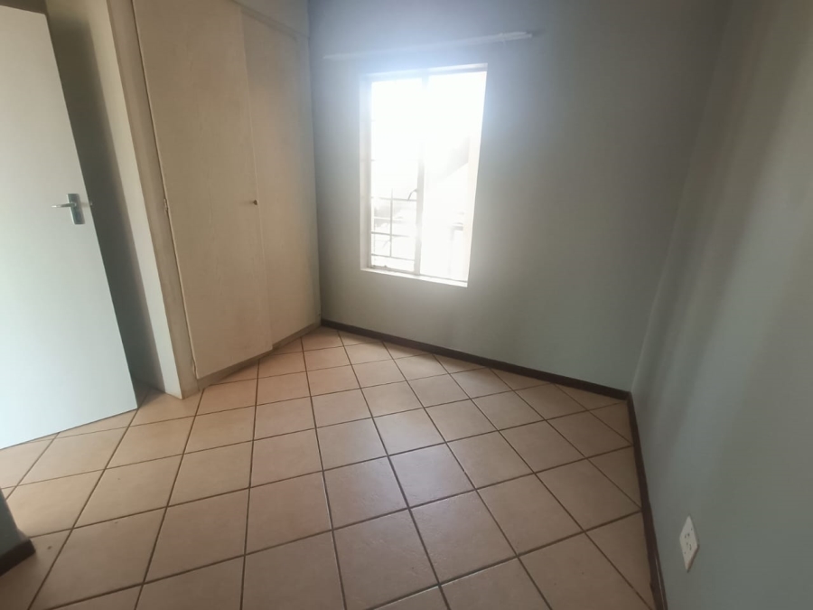 2 Bedroom Property for Sale in Die Hoewes Gauteng