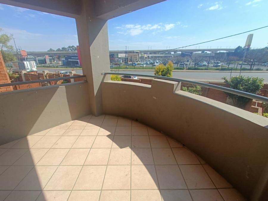 2 Bedroom Property for Sale in Die Hoewes Gauteng