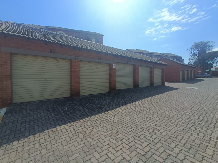 2 Bedroom Property for Sale in Die Hoewes Gauteng
