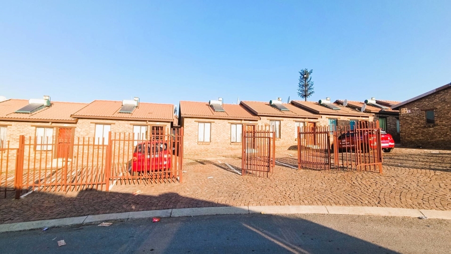 2 Bedroom Property for Sale in Olievenhoutbosch Gauteng