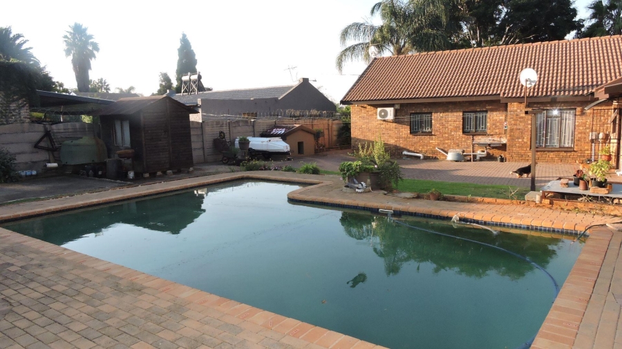 4 Bedroom Property for Sale in Heuweloord Gauteng