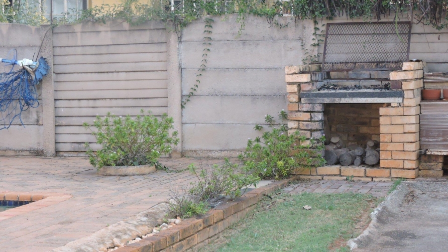 4 Bedroom Property for Sale in Heuweloord Gauteng