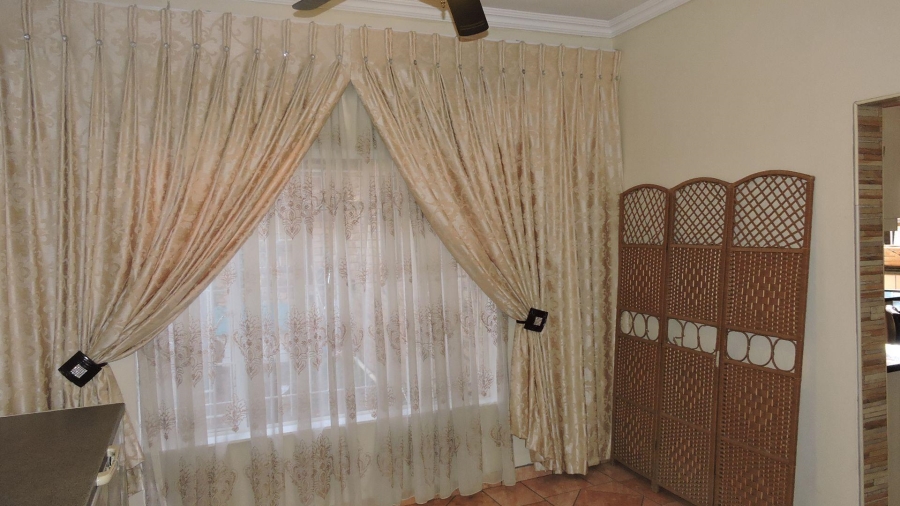 4 Bedroom Property for Sale in Heuweloord Gauteng
