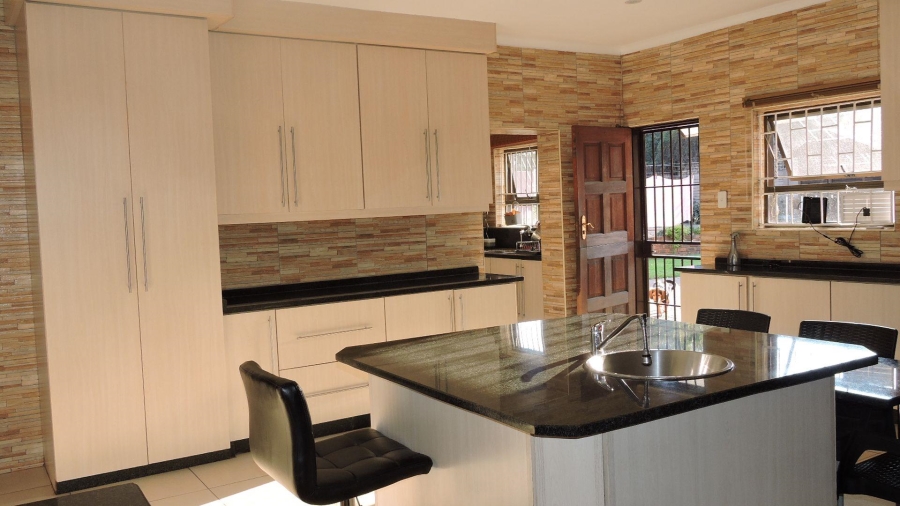 4 Bedroom Property for Sale in Heuweloord Gauteng