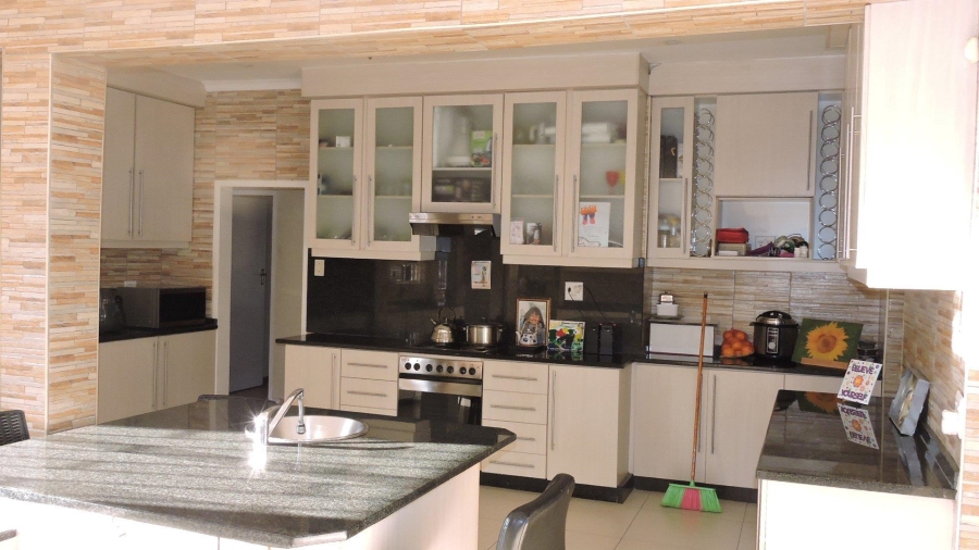 4 Bedroom Property for Sale in Heuweloord Gauteng