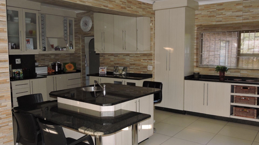 4 Bedroom Property for Sale in Heuweloord Gauteng