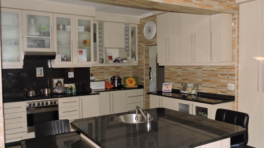 4 Bedroom Property for Sale in Heuweloord Gauteng