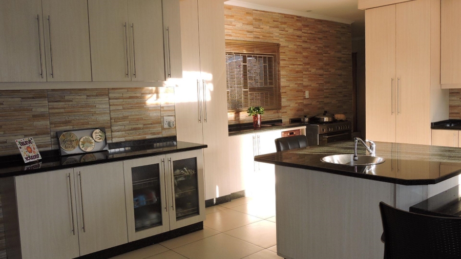4 Bedroom Property for Sale in Heuweloord Gauteng