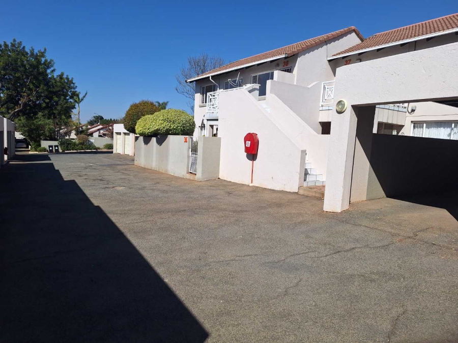 To Let 2 Bedroom Property for Rent in Weltevreden Park Gauteng