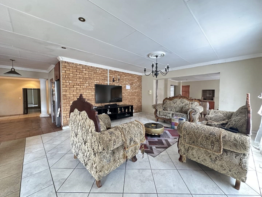 5 Bedroom Property for Sale in Heatherdale Gauteng