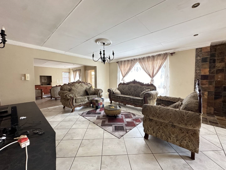 5 Bedroom Property for Sale in Heatherdale Gauteng