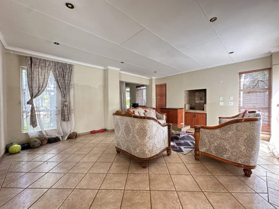 5 Bedroom Property for Sale in Heatherdale Gauteng