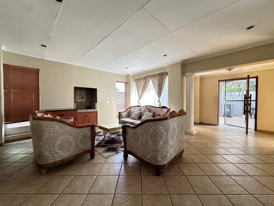 5 Bedroom Property for Sale in Heatherdale Gauteng