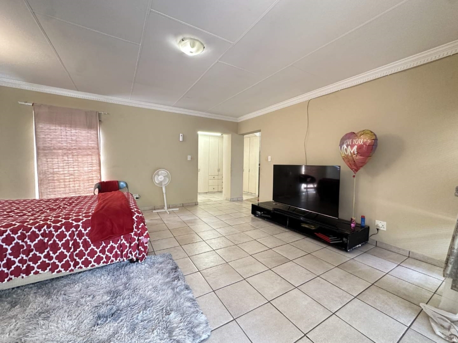 5 Bedroom Property for Sale in Heatherdale Gauteng