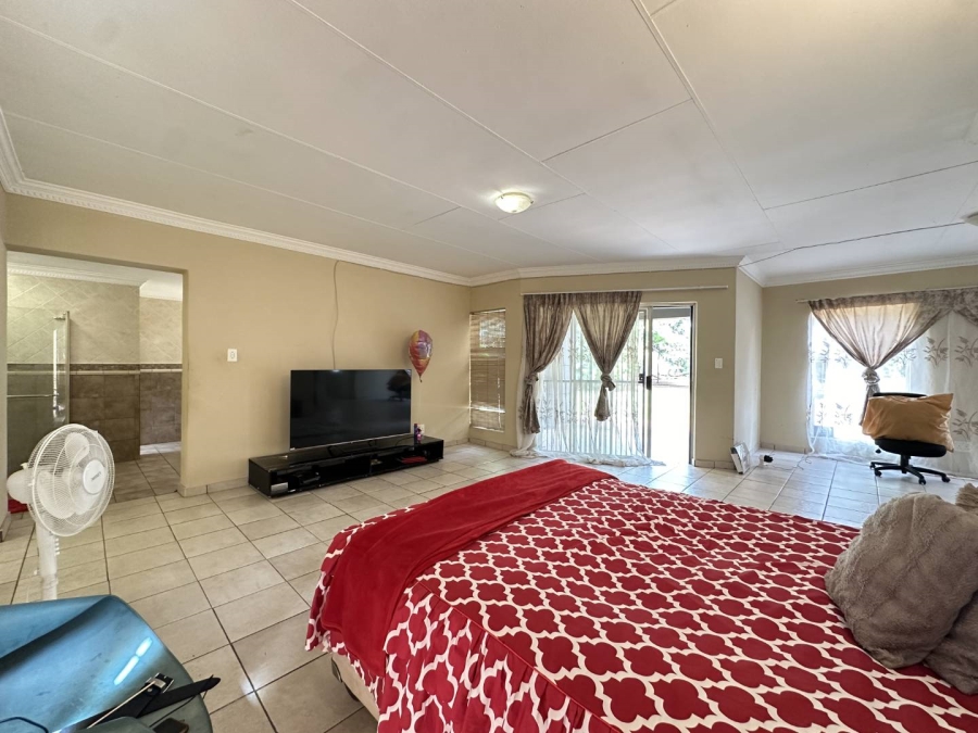 5 Bedroom Property for Sale in Heatherdale Gauteng