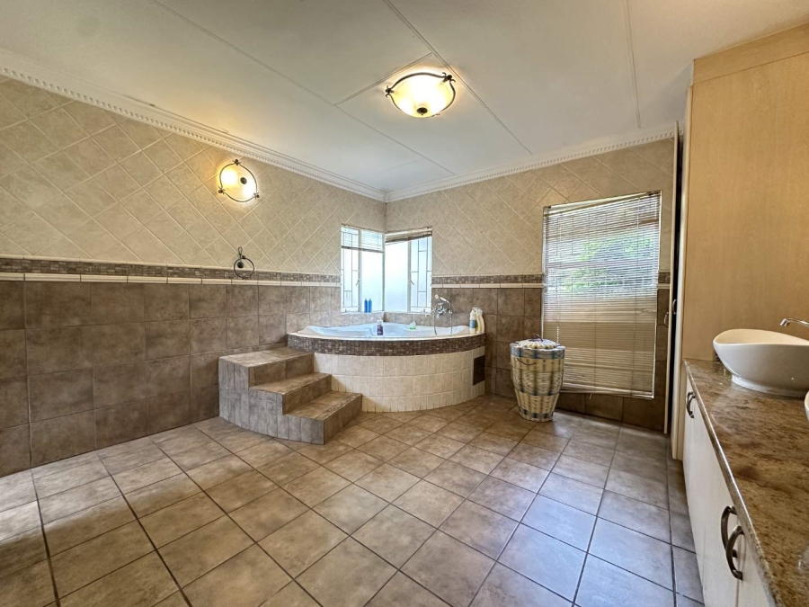 5 Bedroom Property for Sale in Heatherdale Gauteng