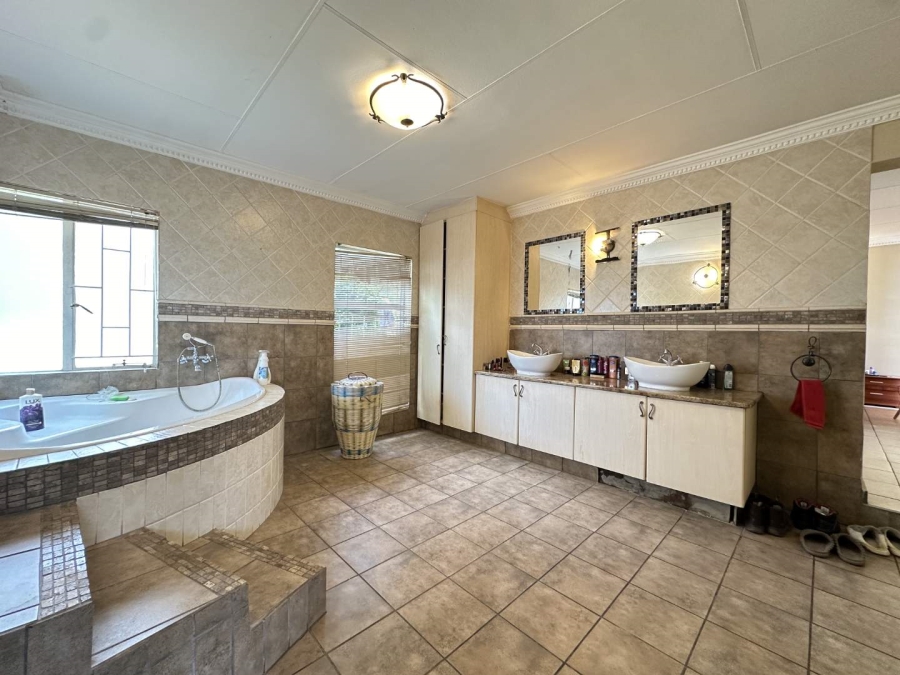 5 Bedroom Property for Sale in Heatherdale Gauteng