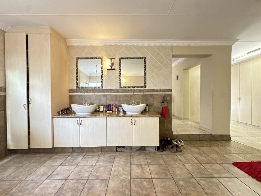 5 Bedroom Property for Sale in Heatherdale Gauteng