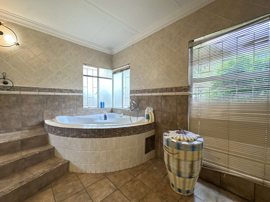5 Bedroom Property for Sale in Heatherdale Gauteng