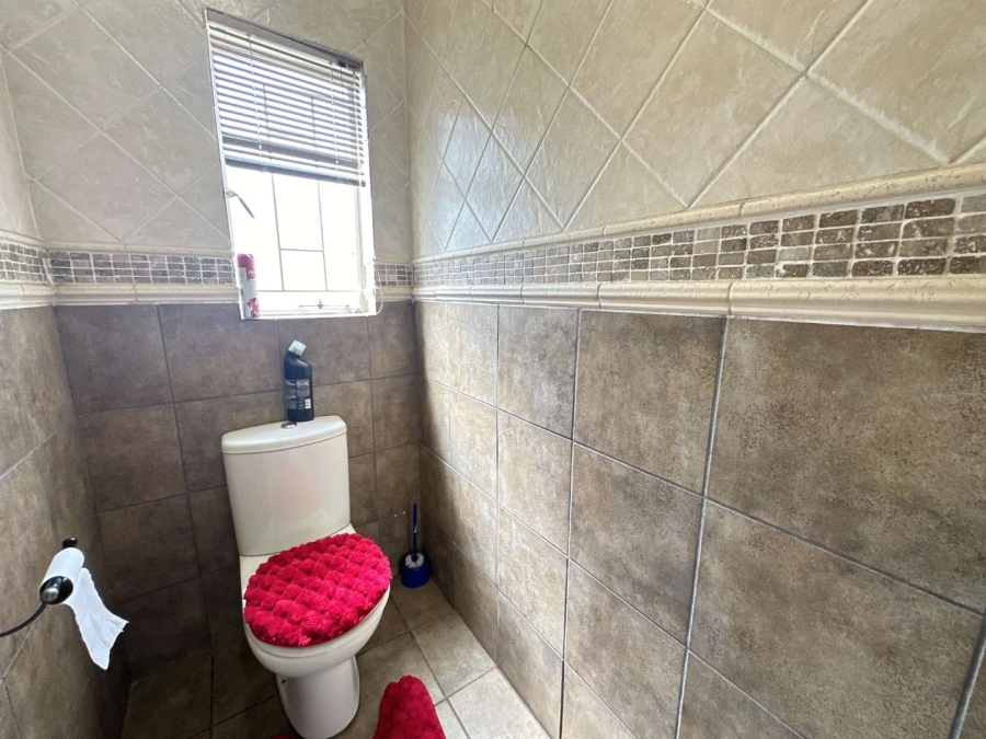 5 Bedroom Property for Sale in Heatherdale Gauteng