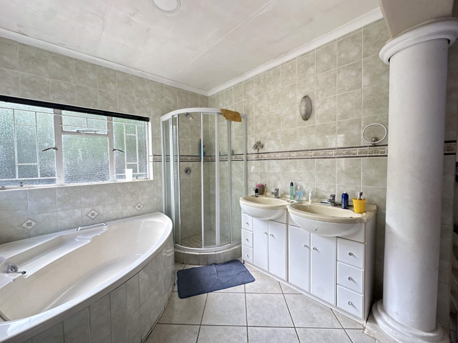 5 Bedroom Property for Sale in Heatherdale Gauteng