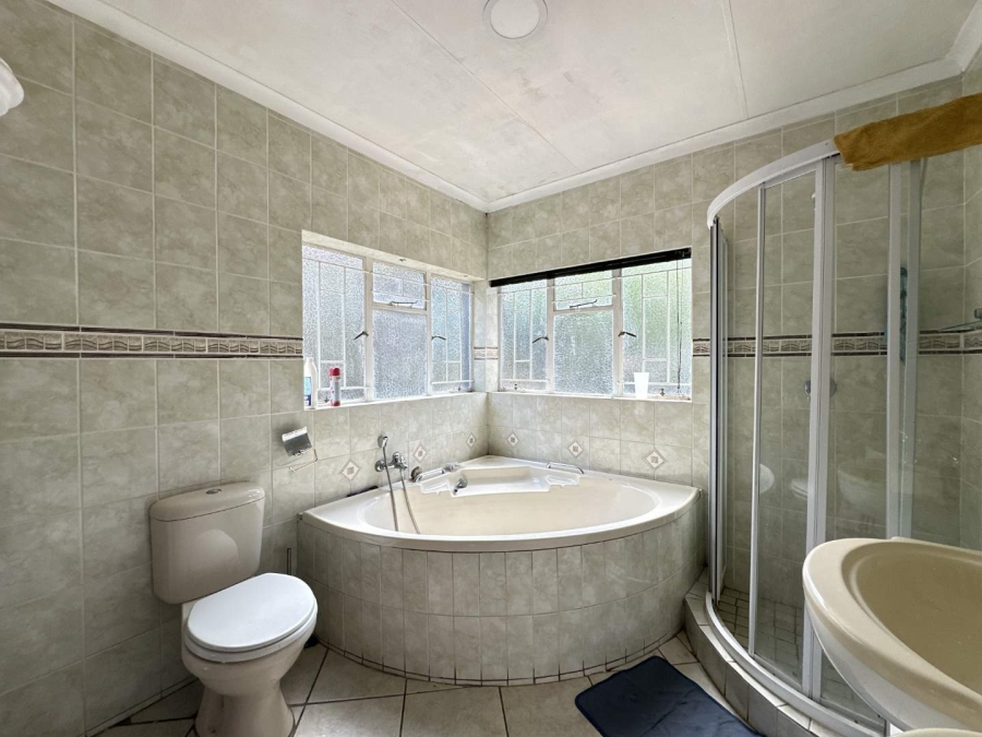 5 Bedroom Property for Sale in Heatherdale Gauteng
