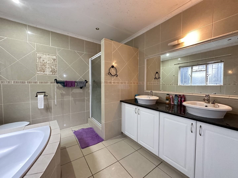 5 Bedroom Property for Sale in Heatherdale Gauteng
