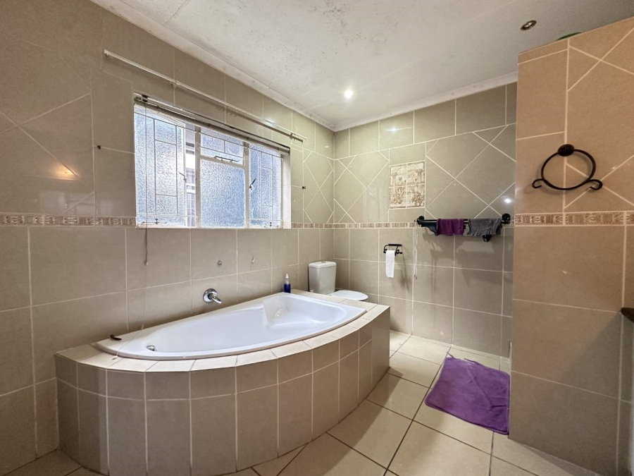 5 Bedroom Property for Sale in Heatherdale Gauteng