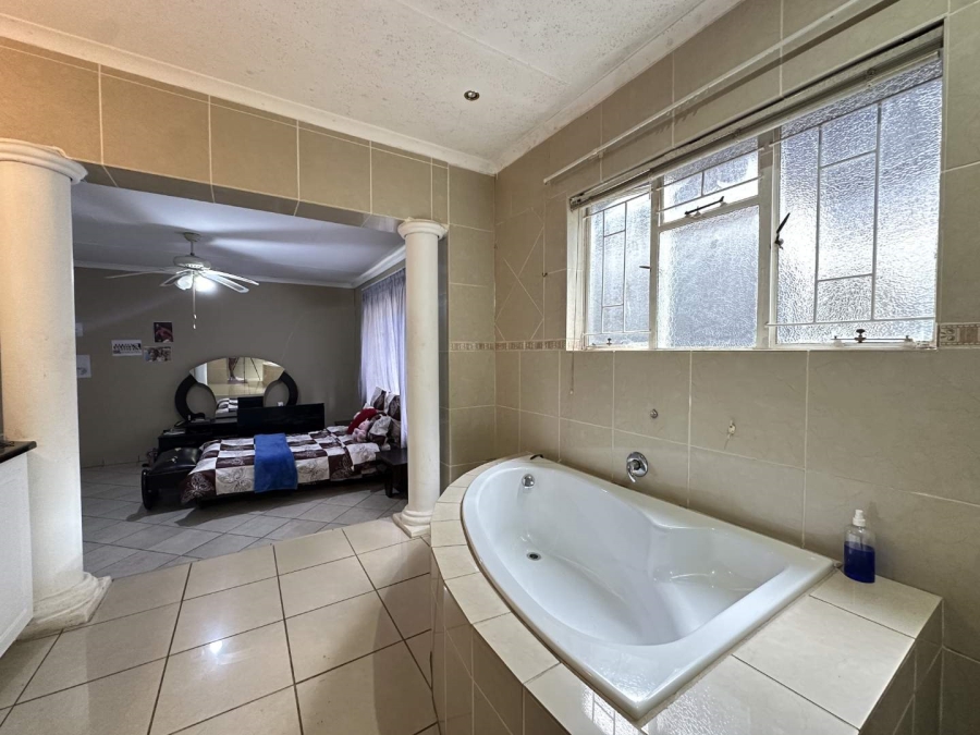 5 Bedroom Property for Sale in Heatherdale Gauteng