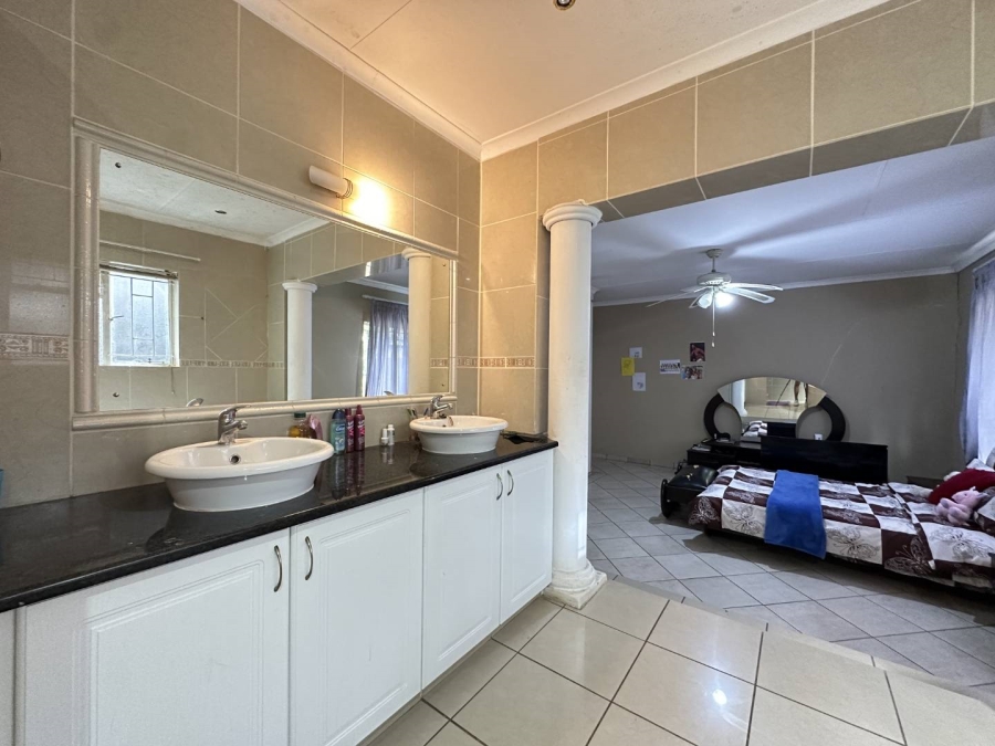 5 Bedroom Property for Sale in Heatherdale Gauteng