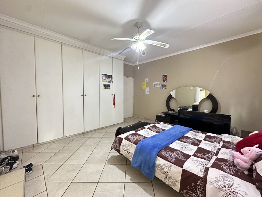 5 Bedroom Property for Sale in Heatherdale Gauteng