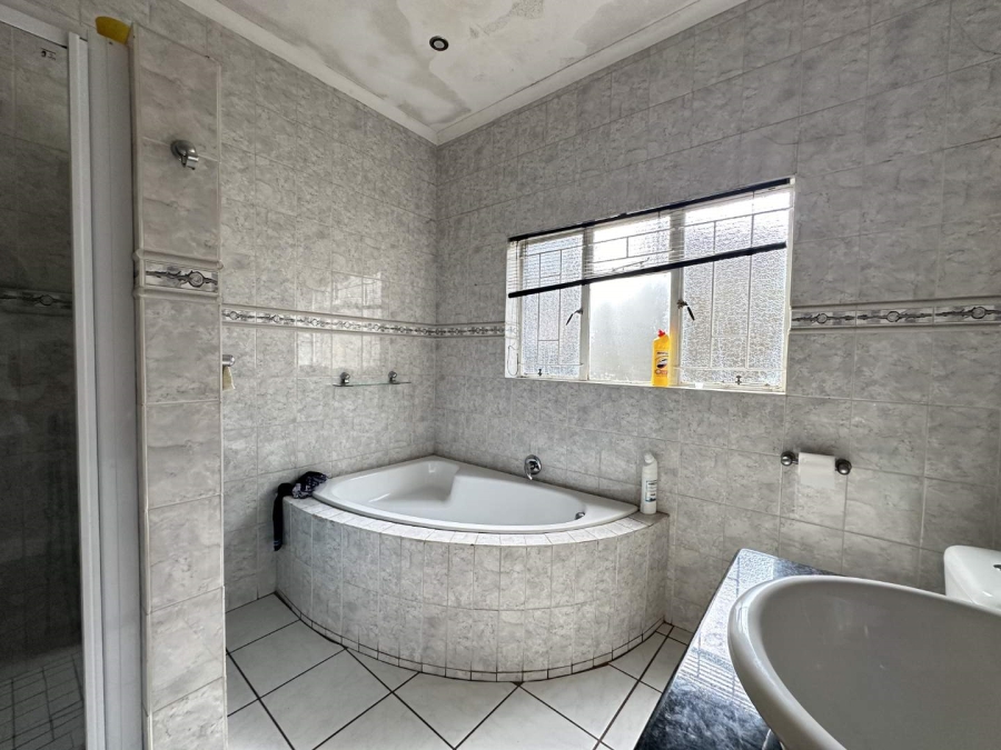 5 Bedroom Property for Sale in Heatherdale Gauteng