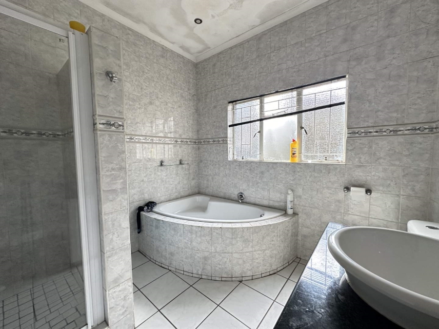 5 Bedroom Property for Sale in Heatherdale Gauteng