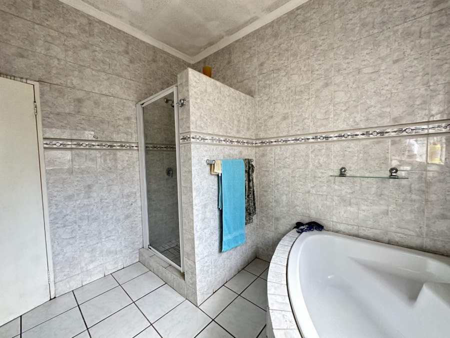 5 Bedroom Property for Sale in Heatherdale Gauteng