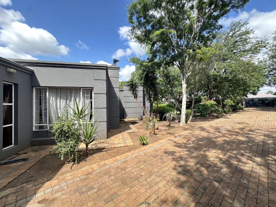 5 Bedroom Property for Sale in Heatherdale Gauteng