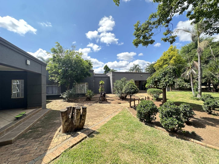 5 Bedroom Property for Sale in Heatherdale Gauteng