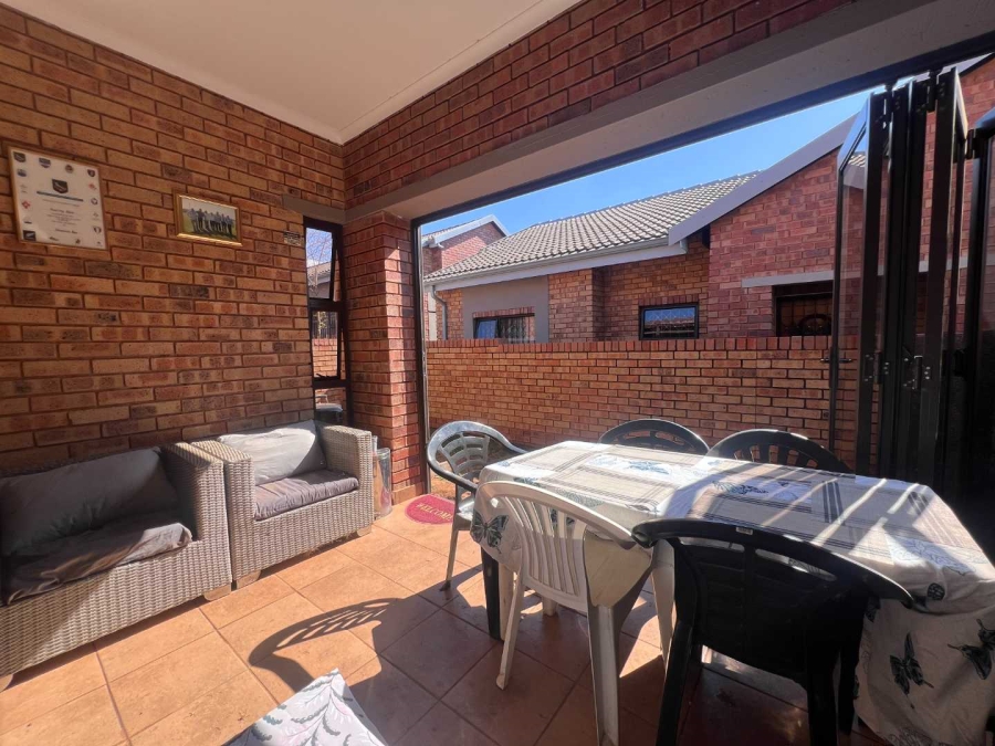 2 Bedroom Property for Sale in Wilgeheuwel Gauteng
