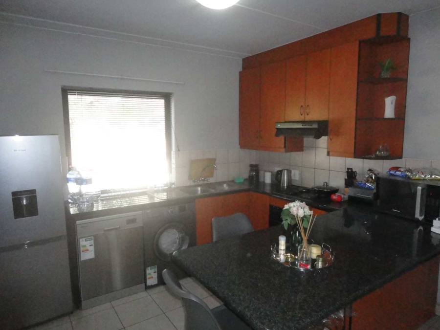 To Let 2 Bedroom Property for Rent in Magaliessig Gauteng