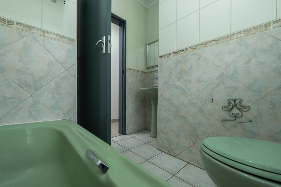 5 Bedroom Property for Sale in Brackenhurst Gauteng