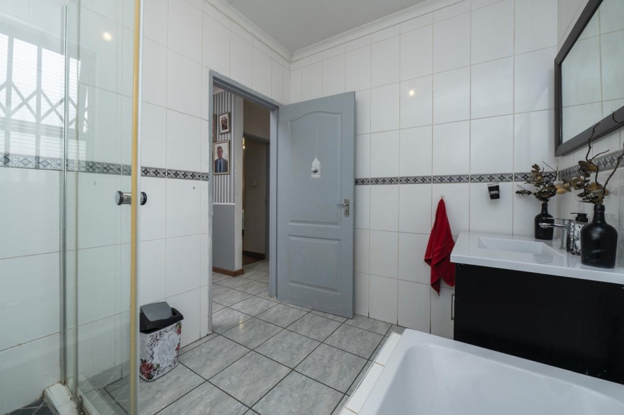 5 Bedroom Property for Sale in Brackenhurst Gauteng