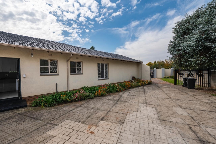5 Bedroom Property for Sale in Brackenhurst Gauteng