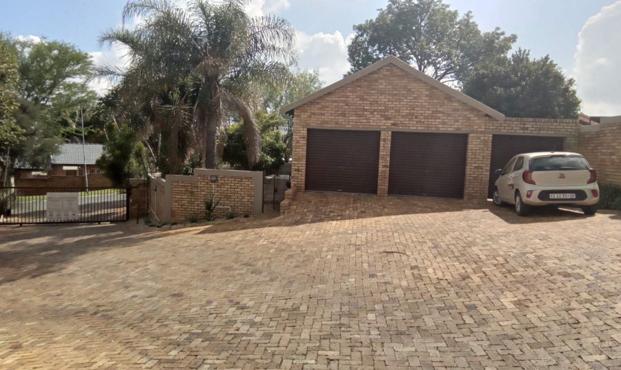 2 Bedroom Property for Sale in Wilgeheuwel Gauteng