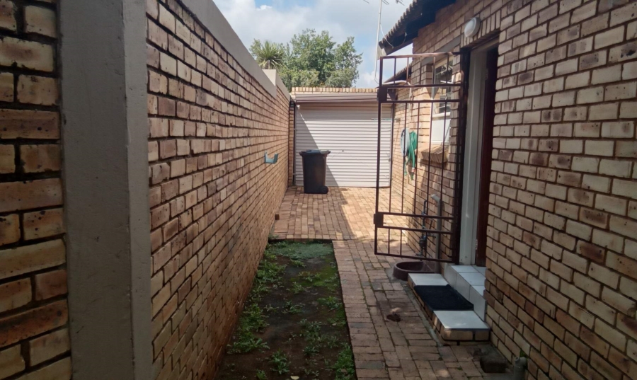 2 Bedroom Property for Sale in Wilgeheuwel Gauteng