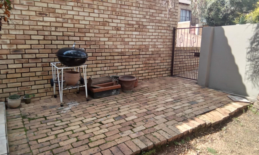 2 Bedroom Property for Sale in Wilgeheuwel Gauteng