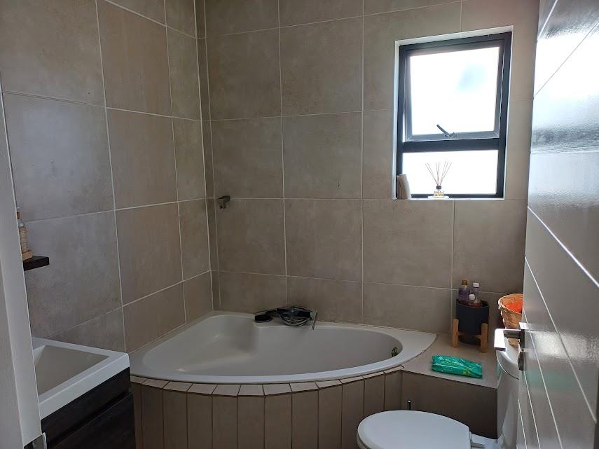 1 Bedroom Property for Sale in Oakdene Gauteng