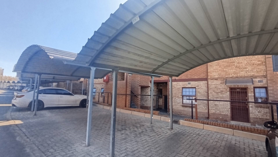 1 Bedroom Property for Sale in Erand Gardens Gauteng