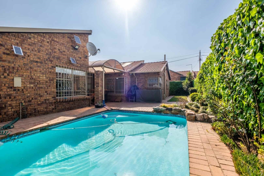 3 Bedroom Property for Sale in Farrarmere Gauteng